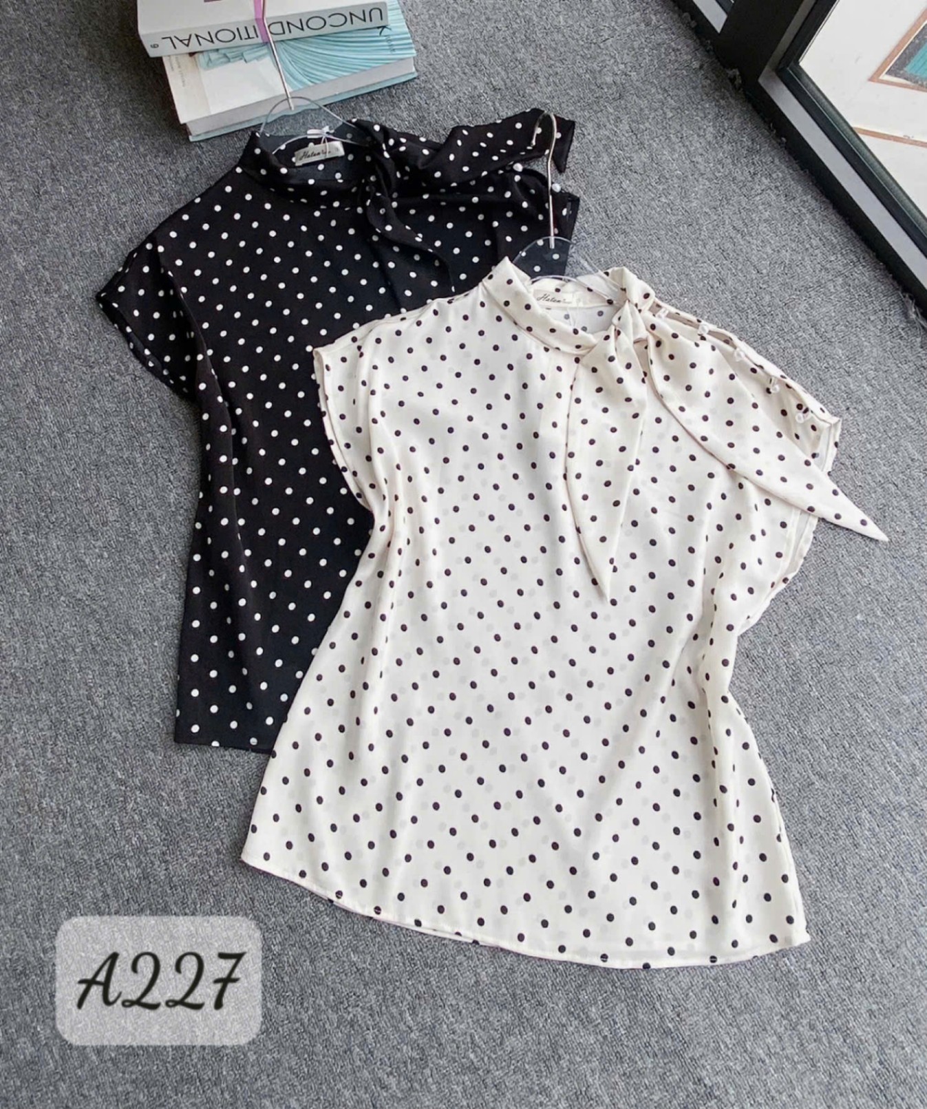 A227 Áo sơ mi chấm bi nơ lệch