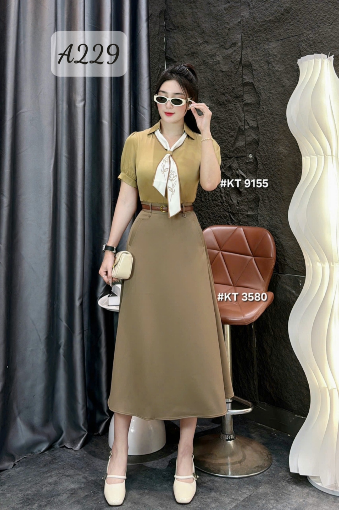 A229 Áo sơ mi lụa phối khăn hoa