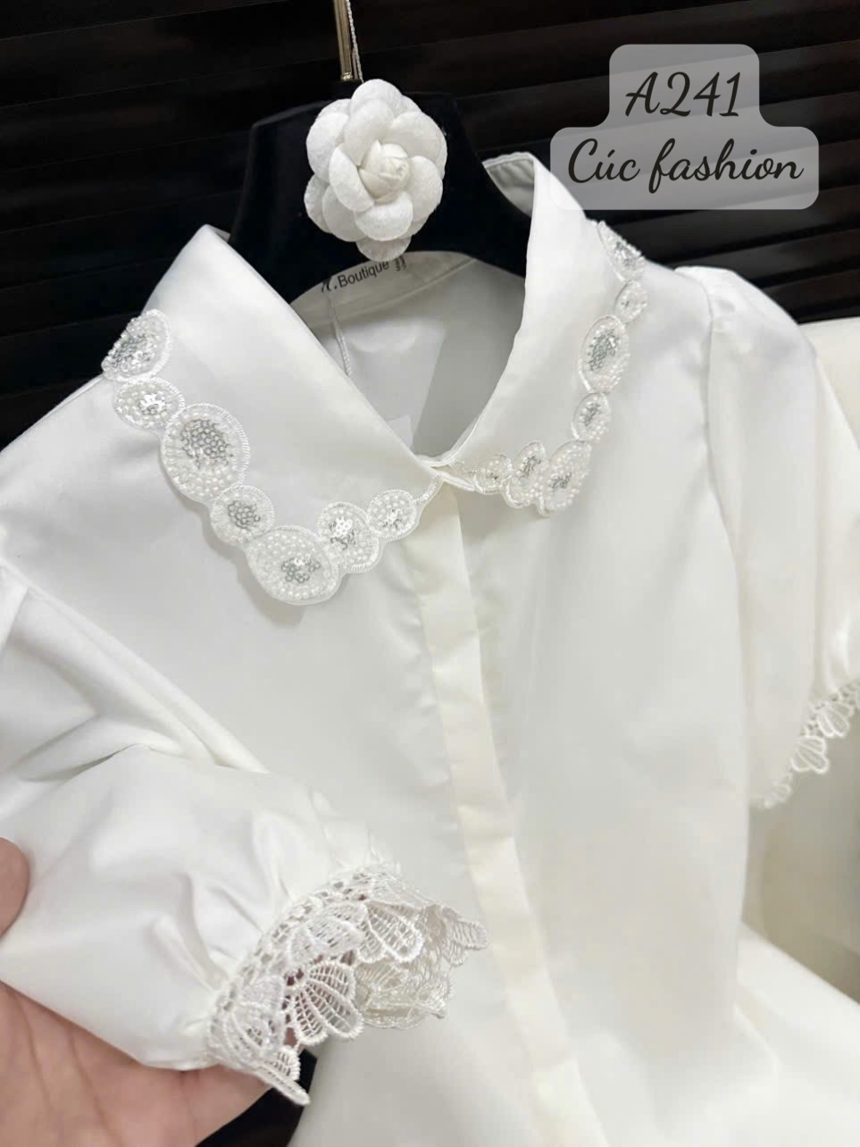 A241 Áo sơ mi cổ đính cườm tay ren