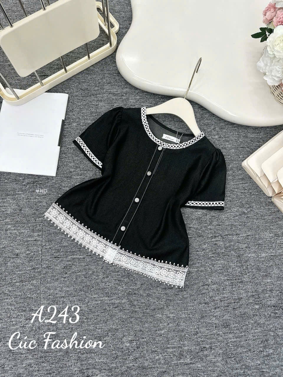 A243 Áo cổ tròn phối ren trắng