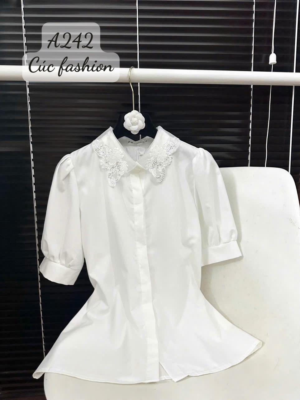 A242 Áo sơ mi cổ đính hoa cườm