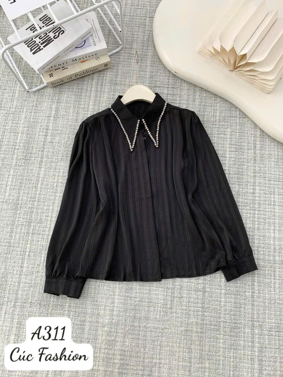 A311 Áo sơ mi cổ nhọn đính đá