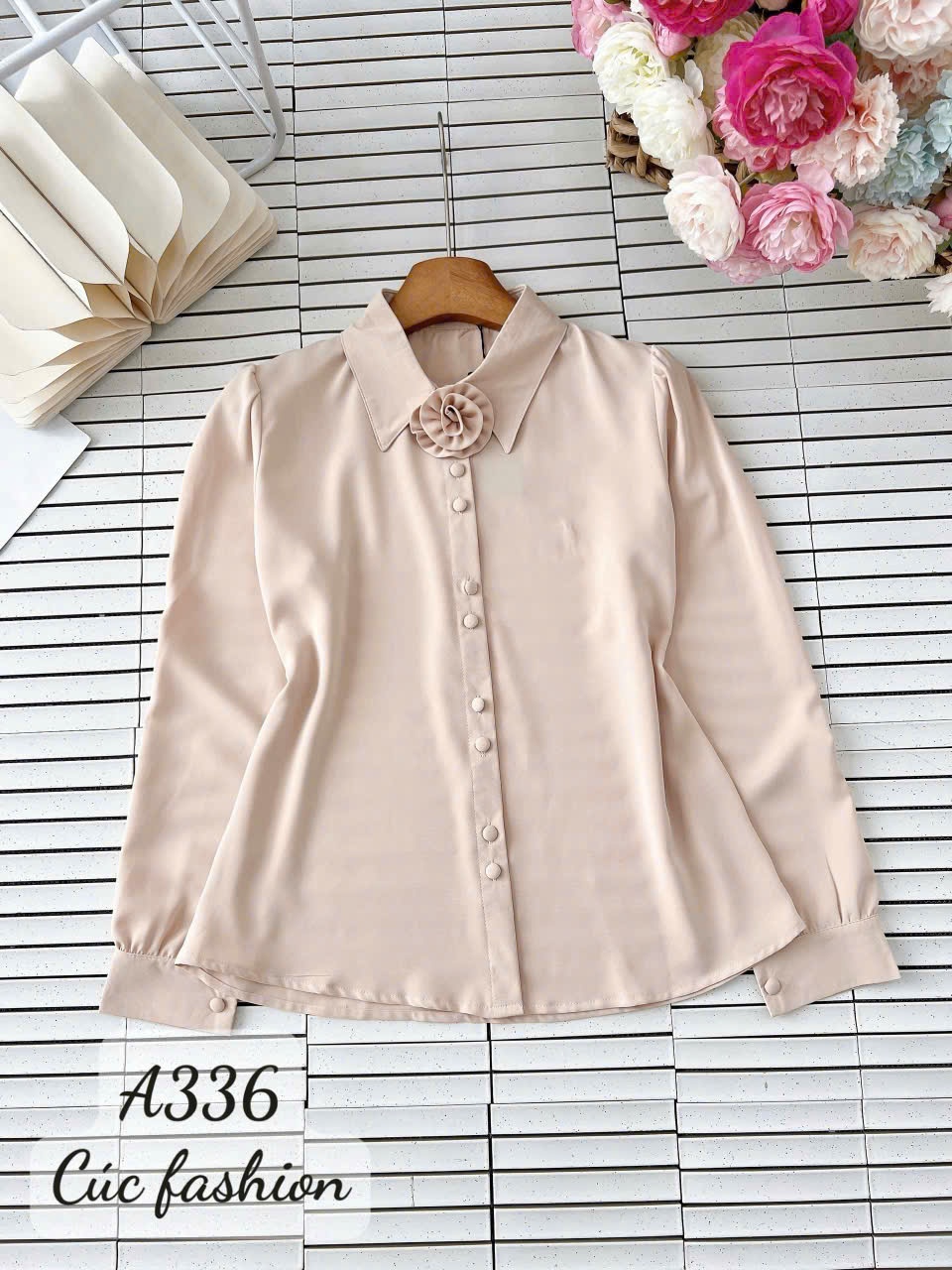 A336 Sơ mi lụa cúc bọc kèm hoa