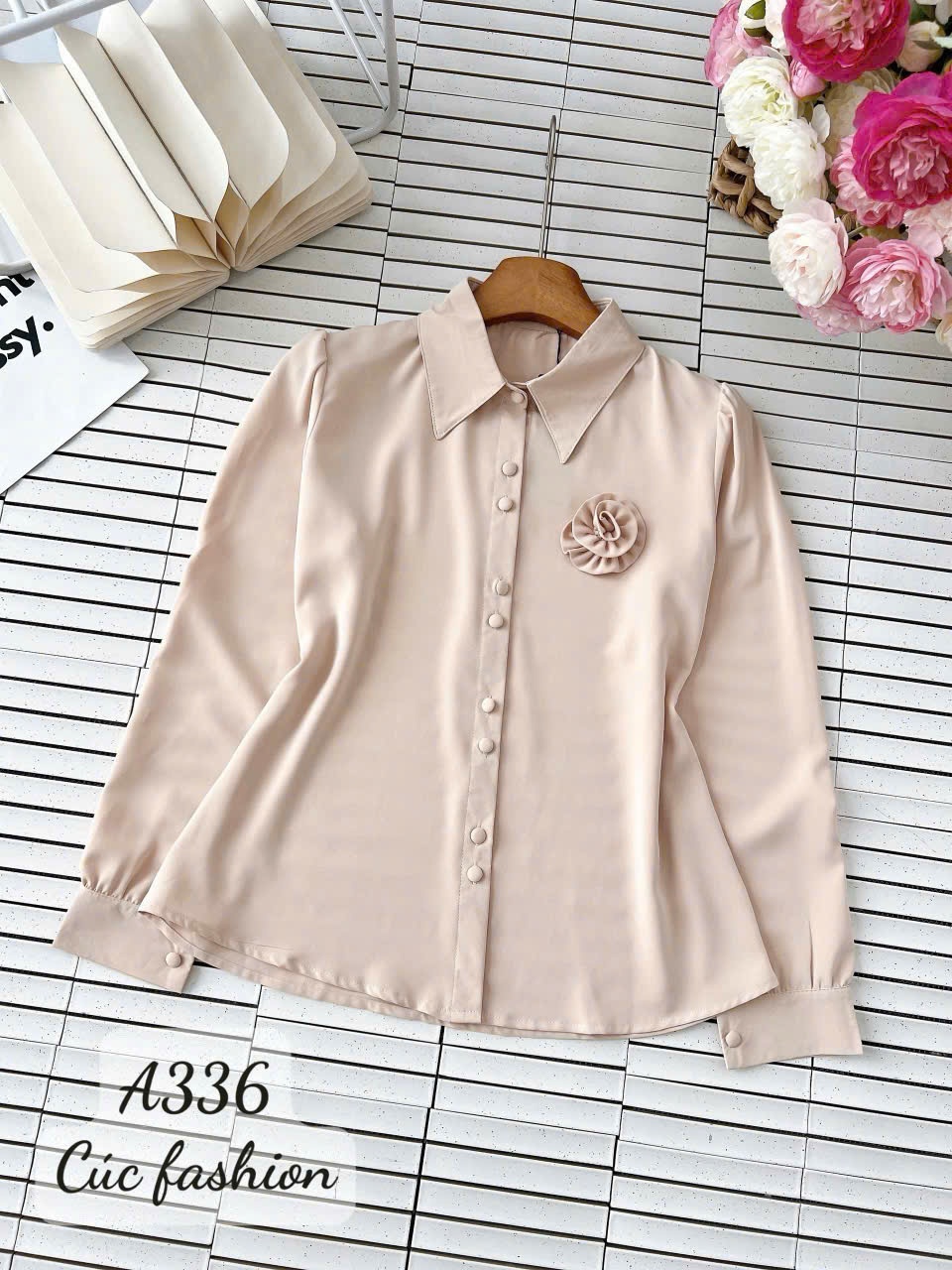 A336 Sơ mi lụa cúc bọc kèm hoa