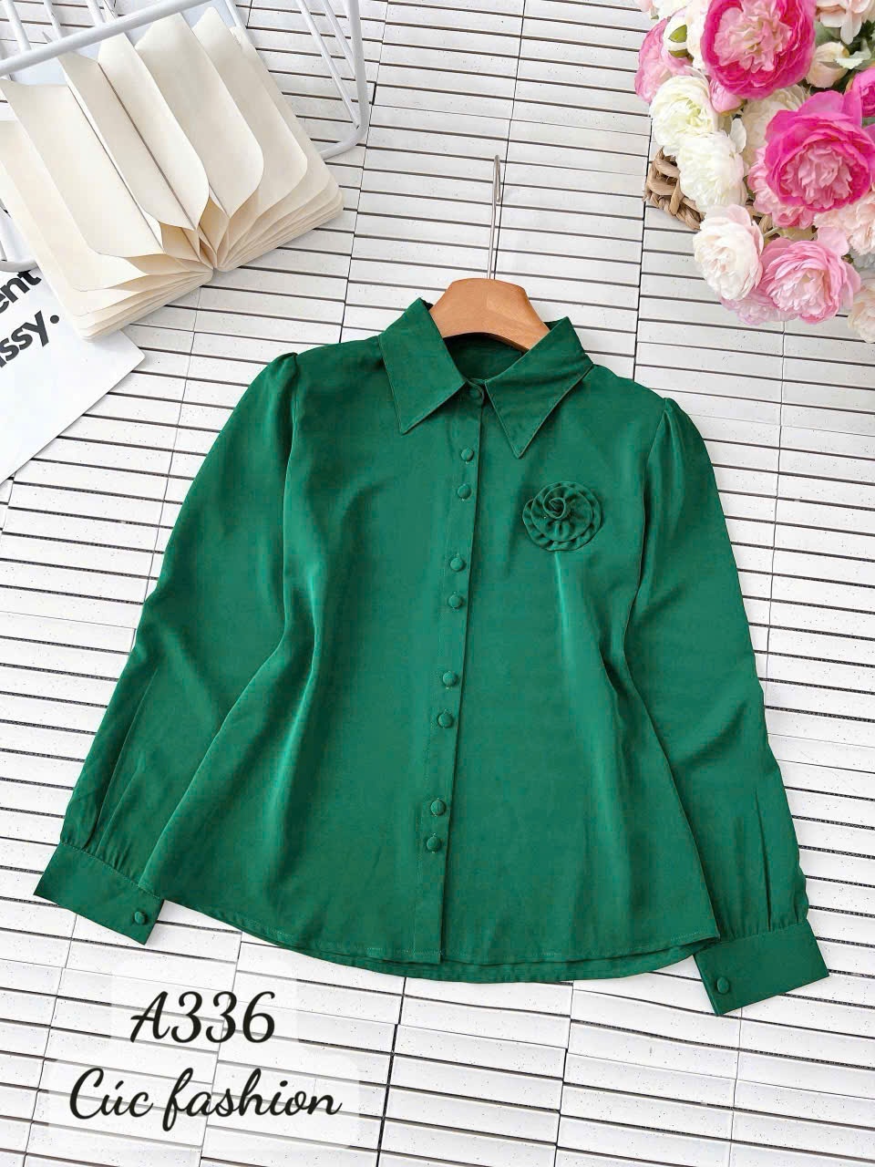 A336 Sơ mi lụa cúc bọc kèm hoa