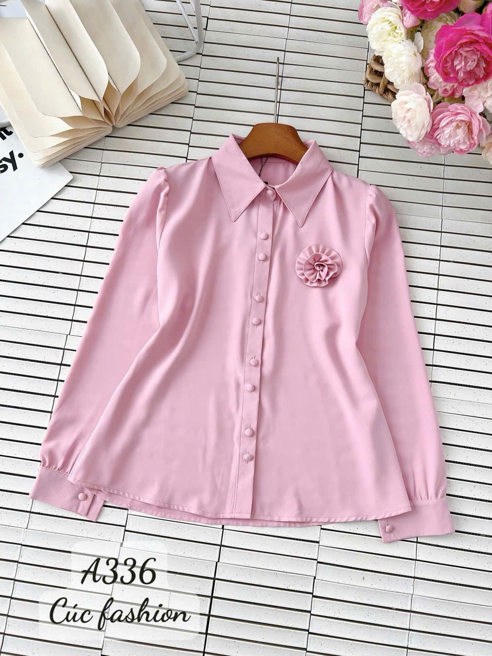 A336 Sơ mi lụa cúc bọc kèm hoa