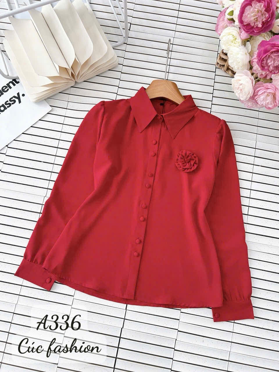 A336 Sơ mi lụa cúc bọc kèm hoa