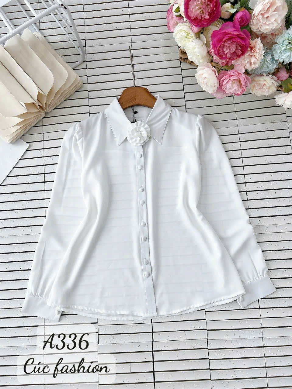 A336 Sơ mi lụa cúc bọc kèm hoa