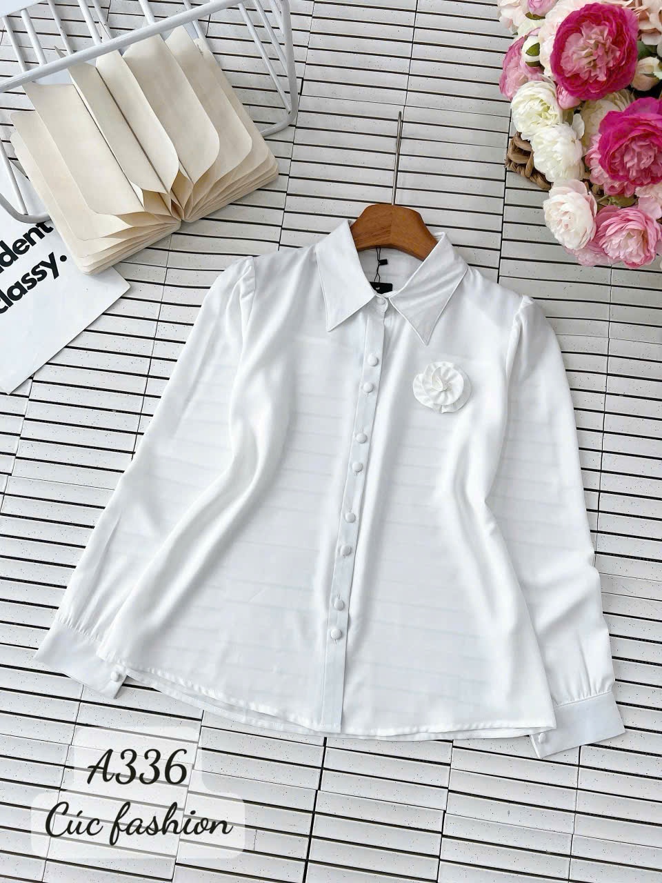A336 Sơ mi lụa cúc bọc kèm hoa