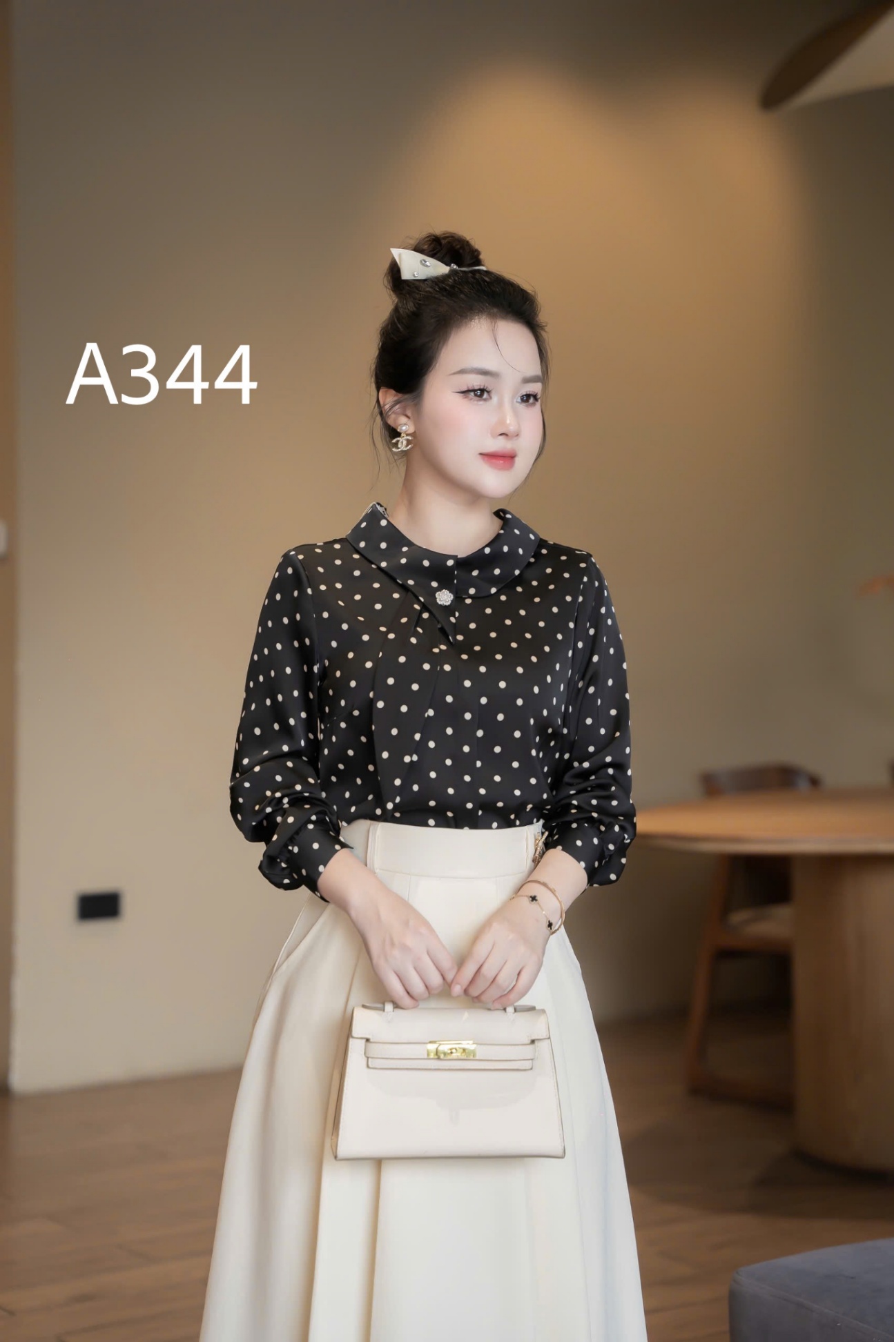 A344 Áo chấm bi tay dài vạt lệch