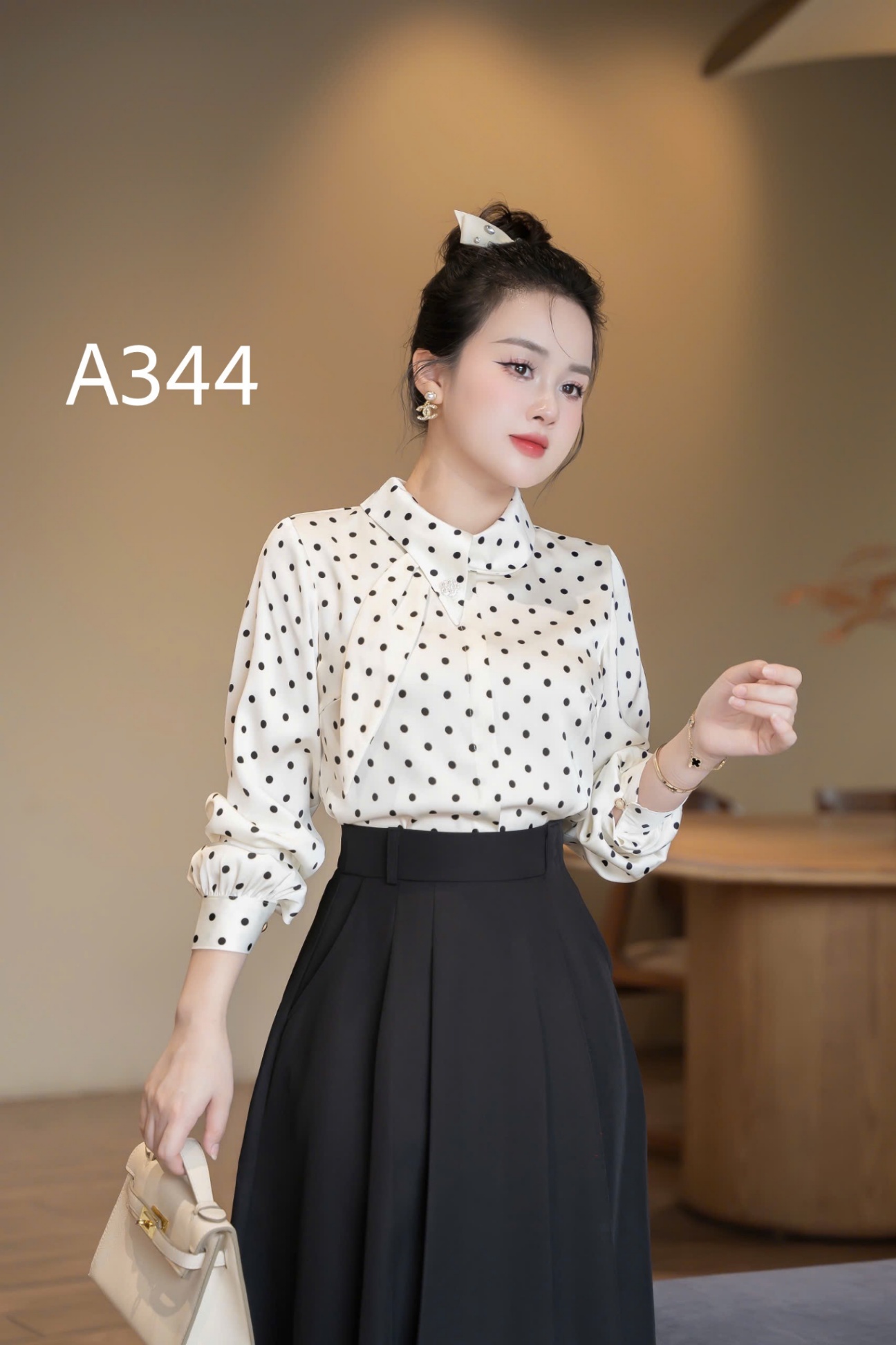 A344 Áo chấm bi tay dài vạt lệch