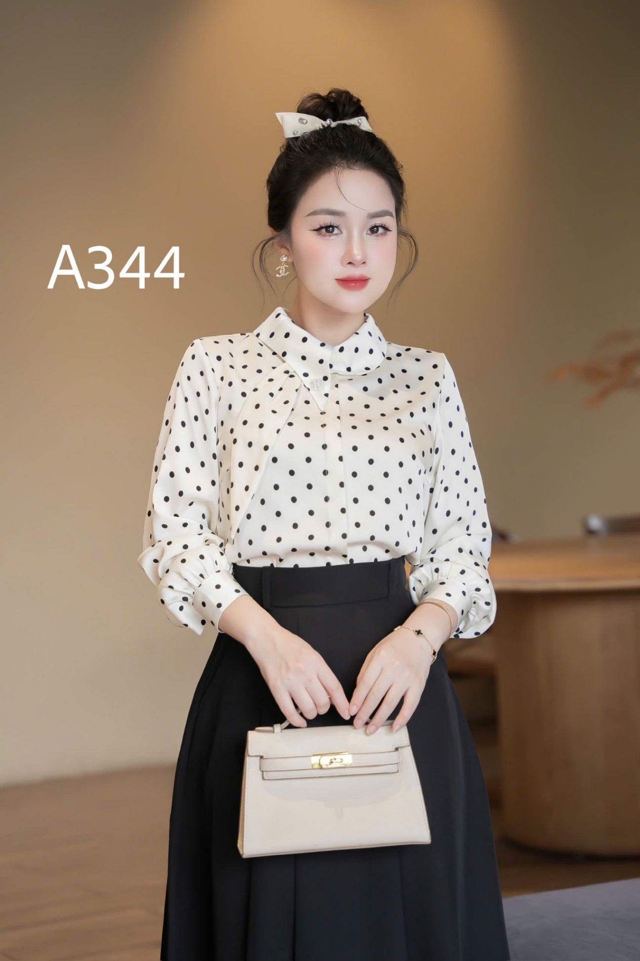 A344 Áo chấm bi tay dài vạt lệch