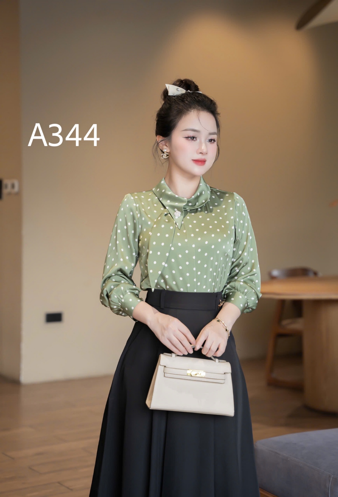 A344 Áo chấm bi tay dài vạt lệch