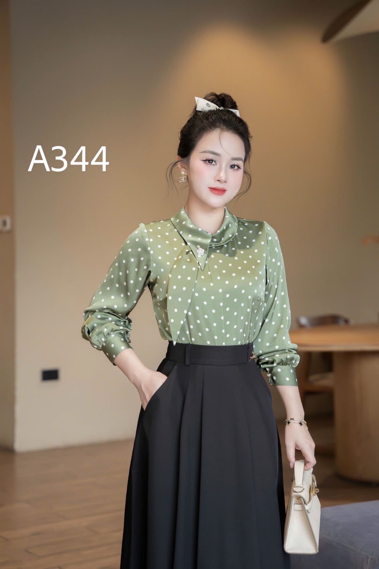 A344 Áo chấm bi tay dài vạt lệch