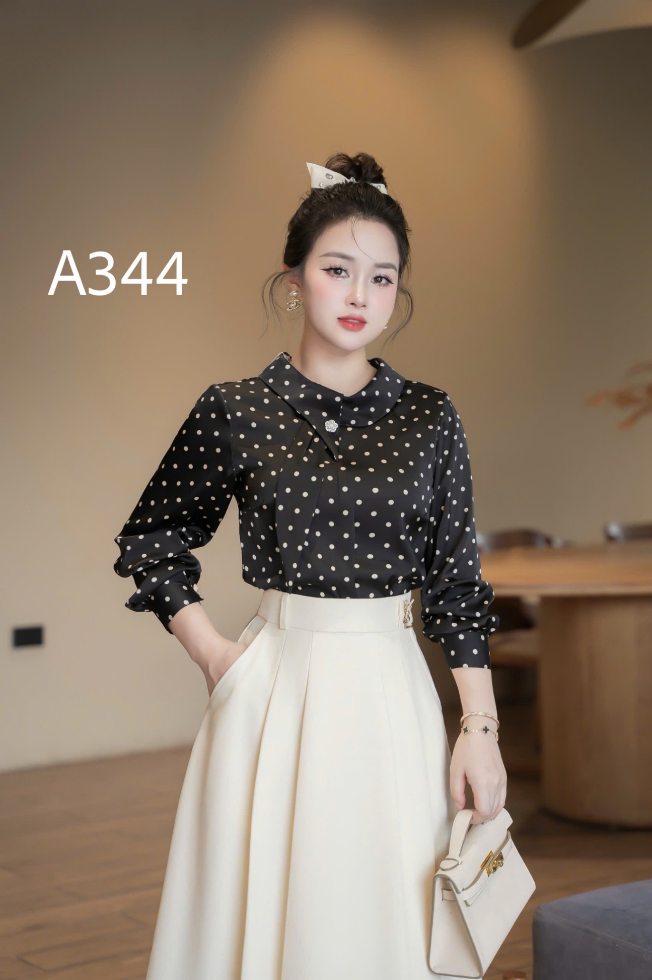A344 Áo chấm bi tay dài vạt lệch