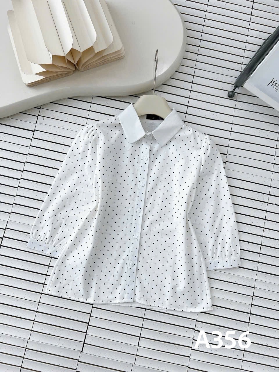 A356 Áo sơ mi chấm bi tay lỡ