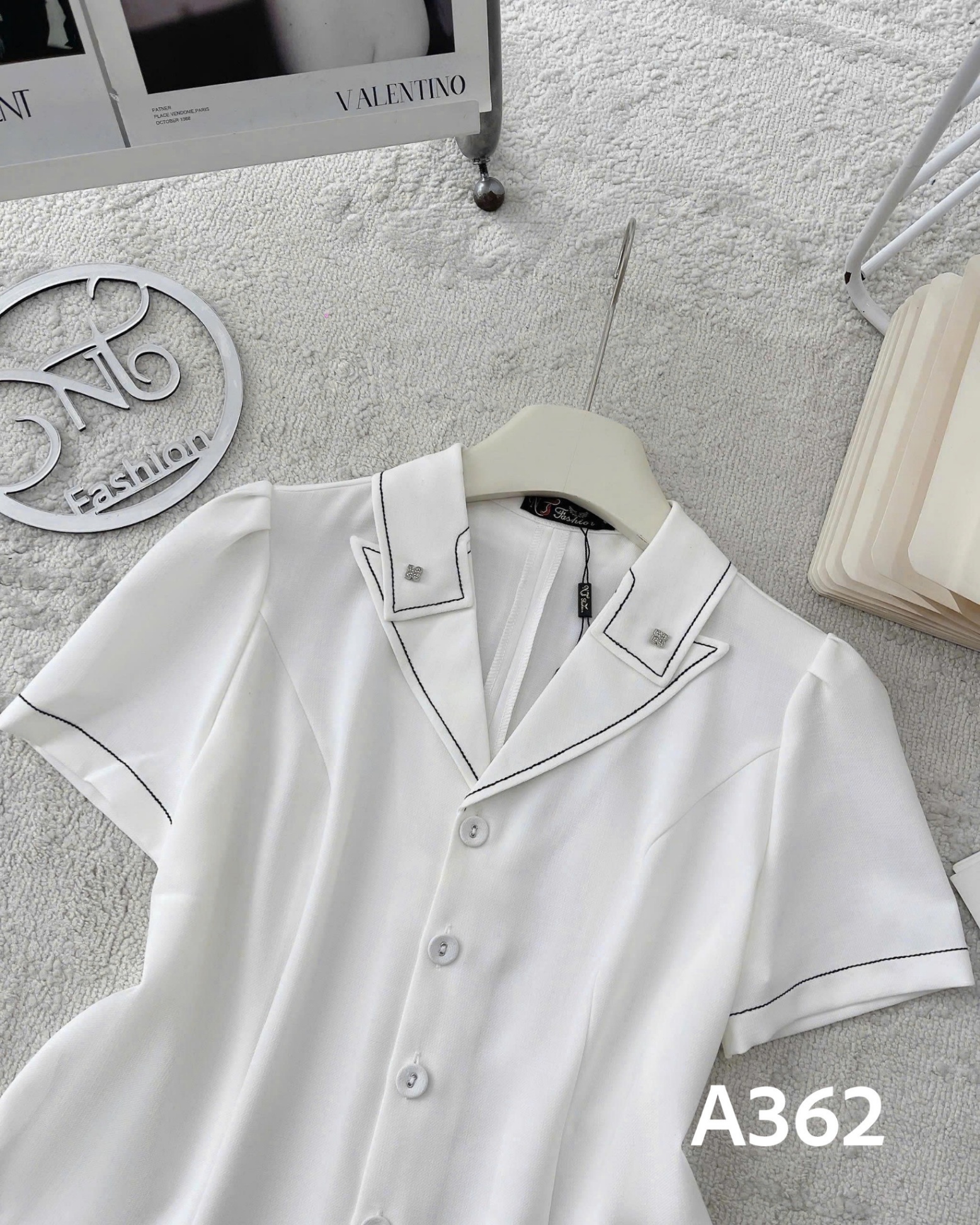 A362 Áo cổ xẻ viền chỉ