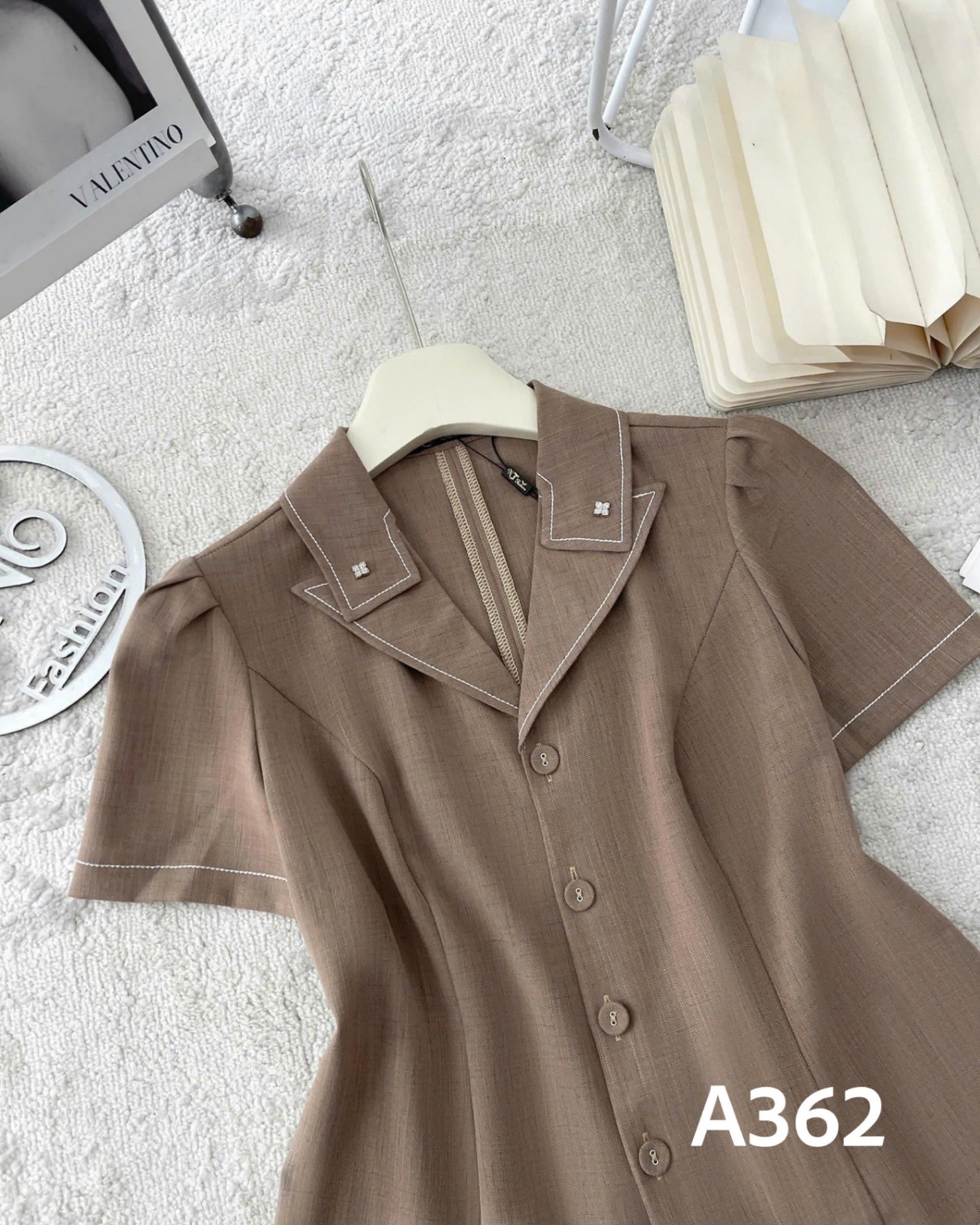 A362 Áo cổ xẻ viền chỉ