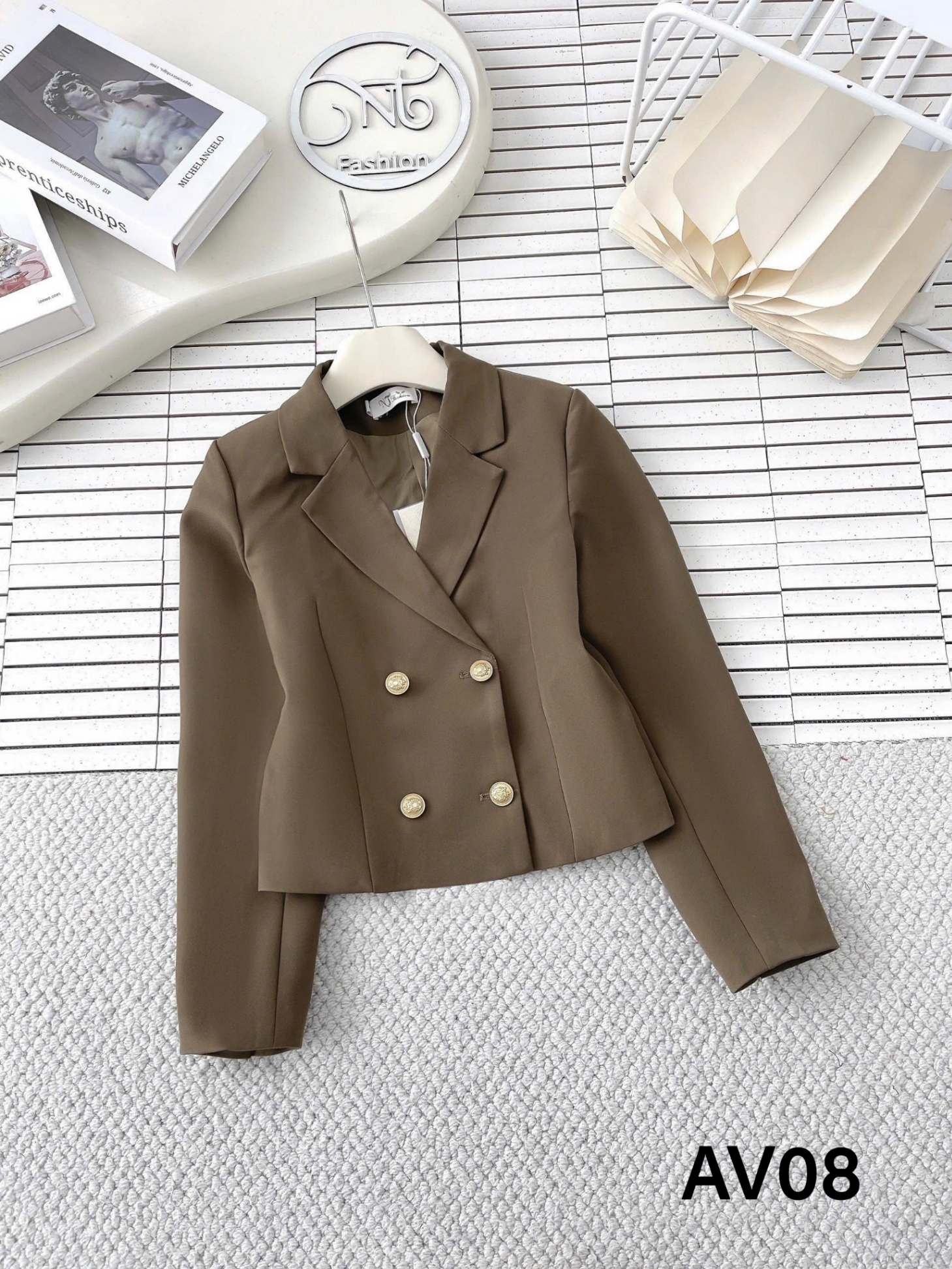 AV08 Áo vest lỡ 4 cúc vàng