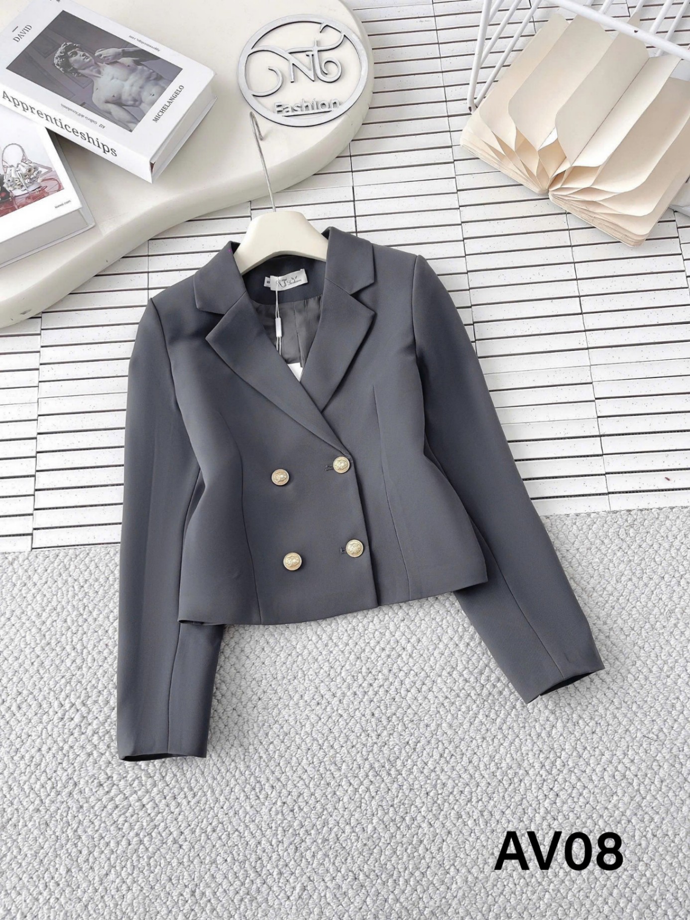 AV08 Áo vest lỡ 4 cúc vàng