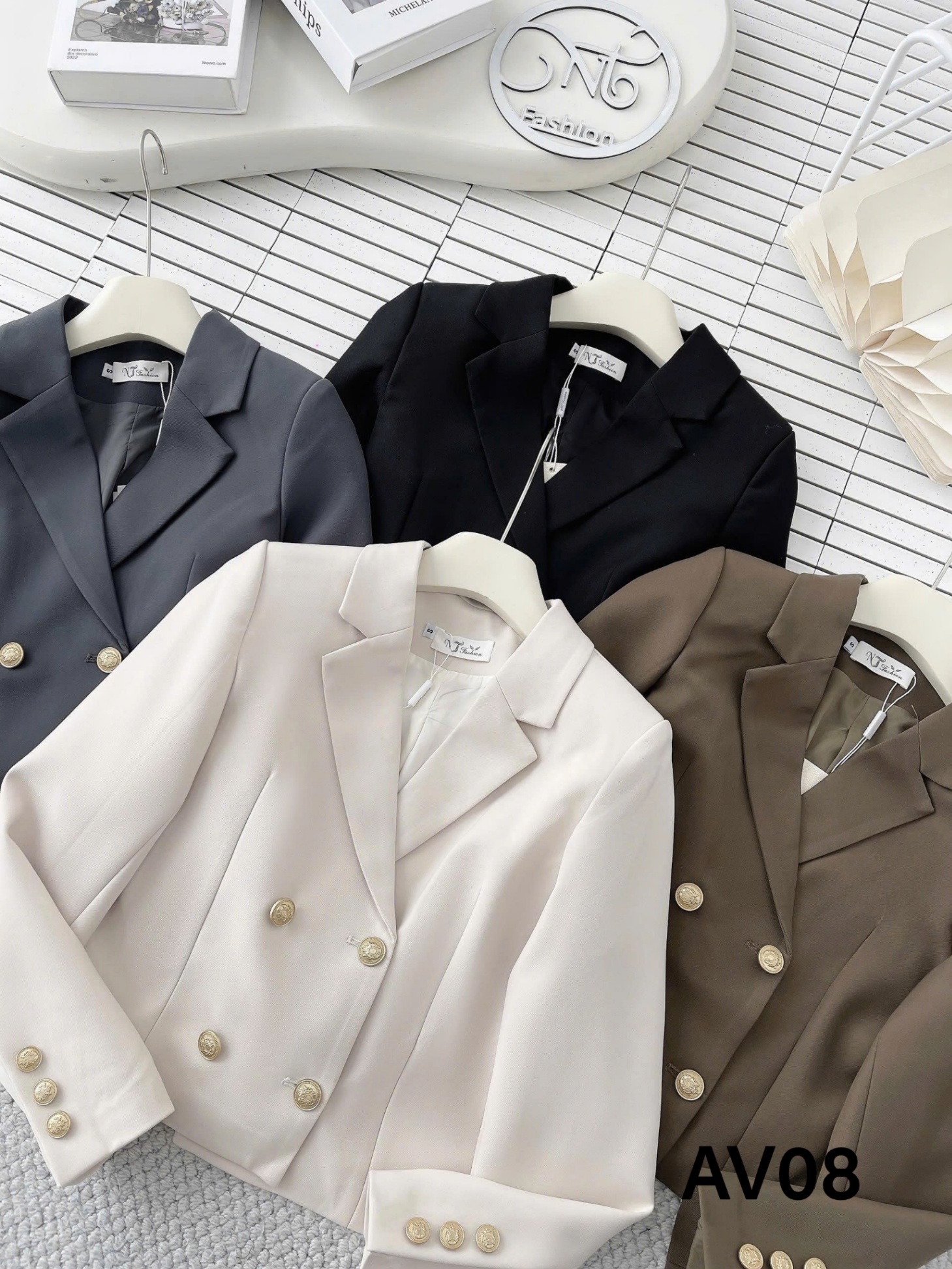 AV08 Áo vest lỡ 4 cúc vàng