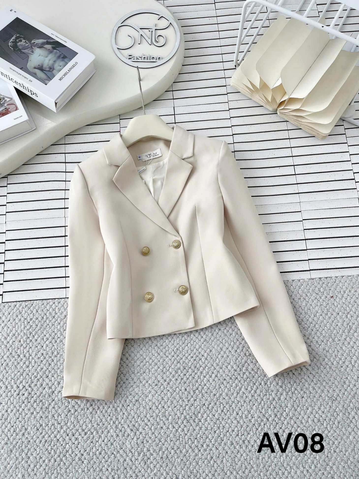 AV08 Áo vest lỡ 4 cúc vàng