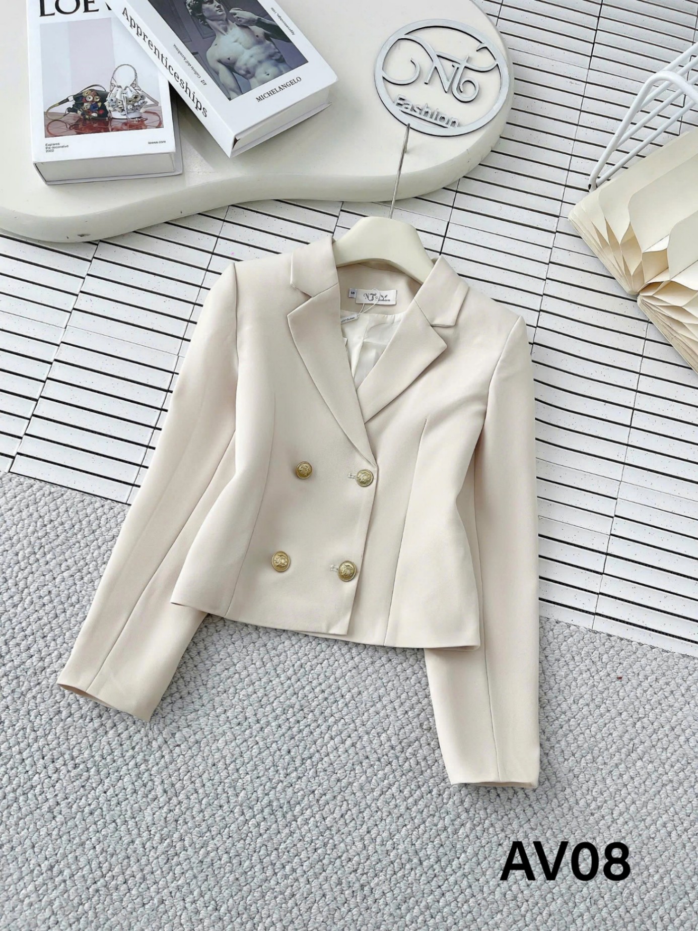 AV08 Áo vest lỡ 4 cúc vàng