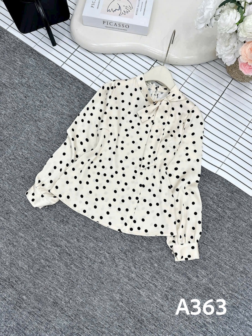 A363 Áo chấm bi cổ nơ