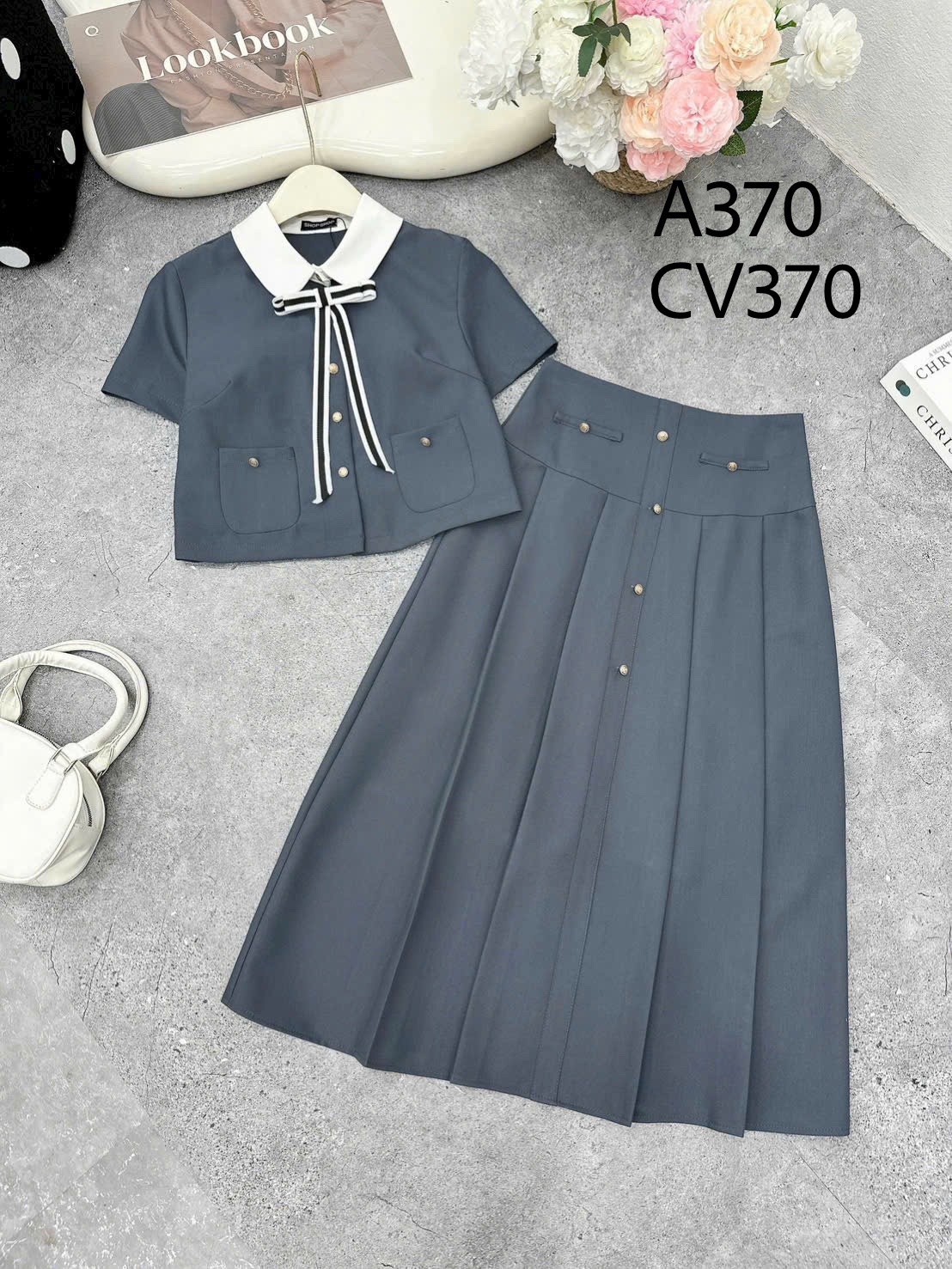CV370 Chân váy dài xếp ly cúc vàng