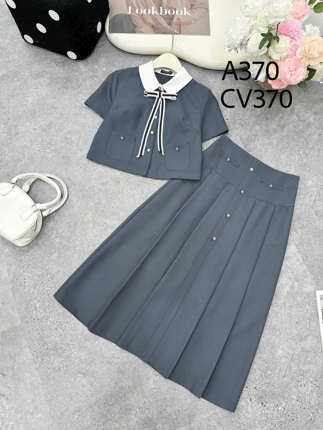 CV370 Chân váy dài xếp ly cúc vàng