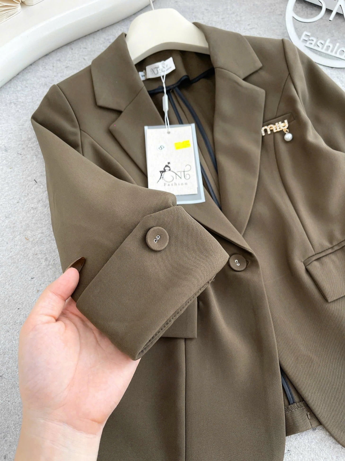 AV09 áo vest tag ngực miumiu