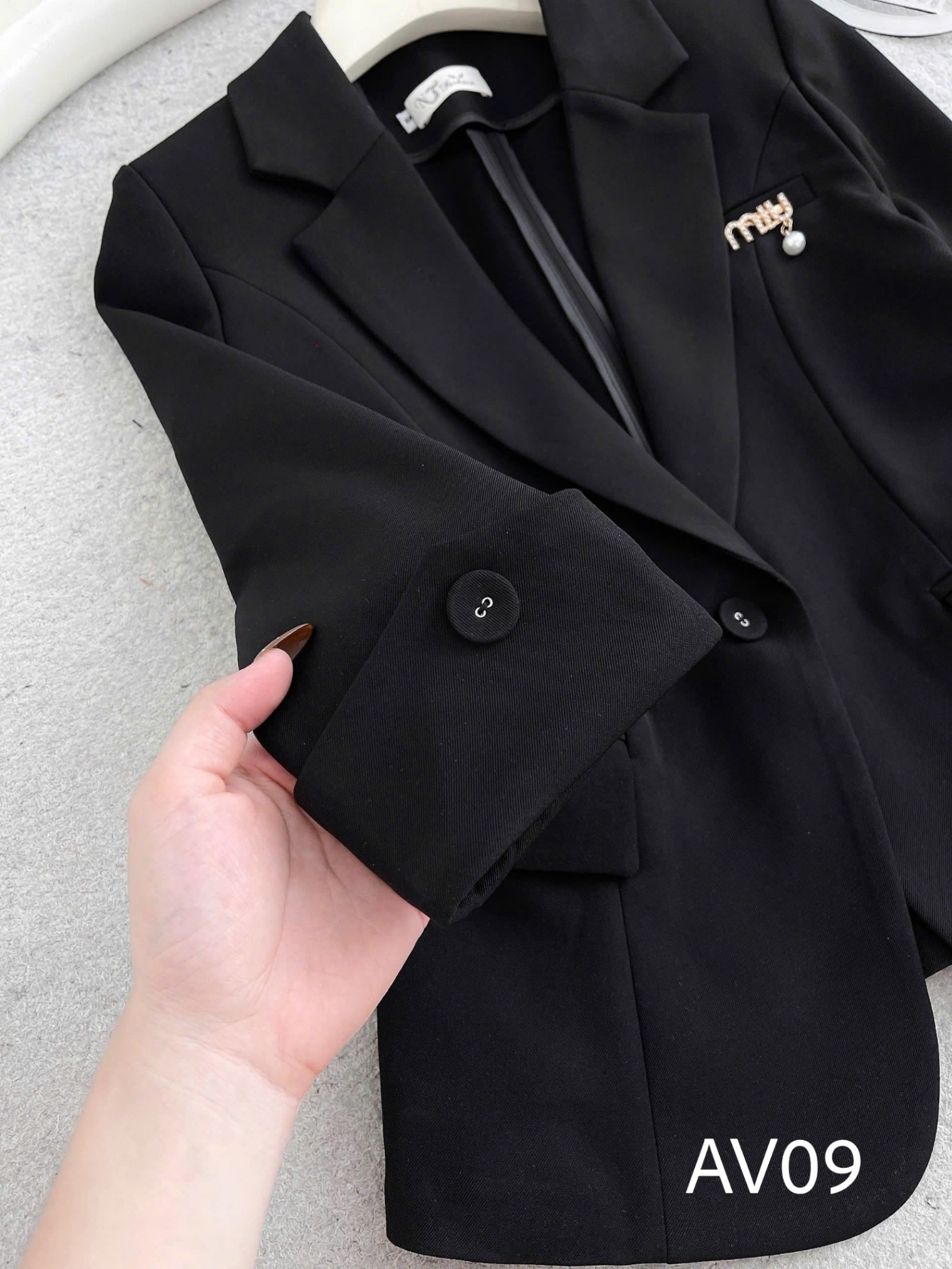 AV09 áo vest tag ngực miumiu