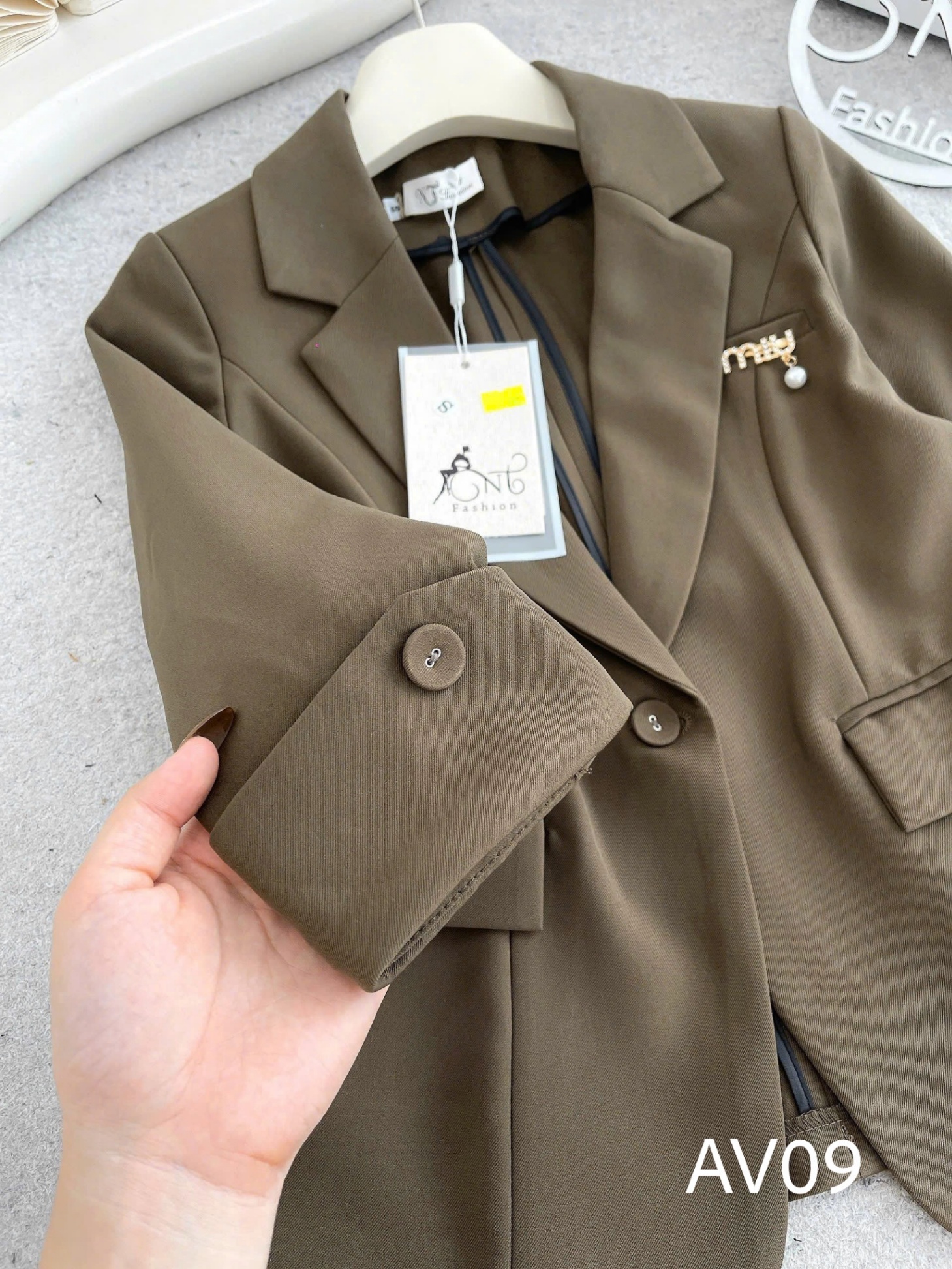 AV09 áo vest tag ngực miumiu