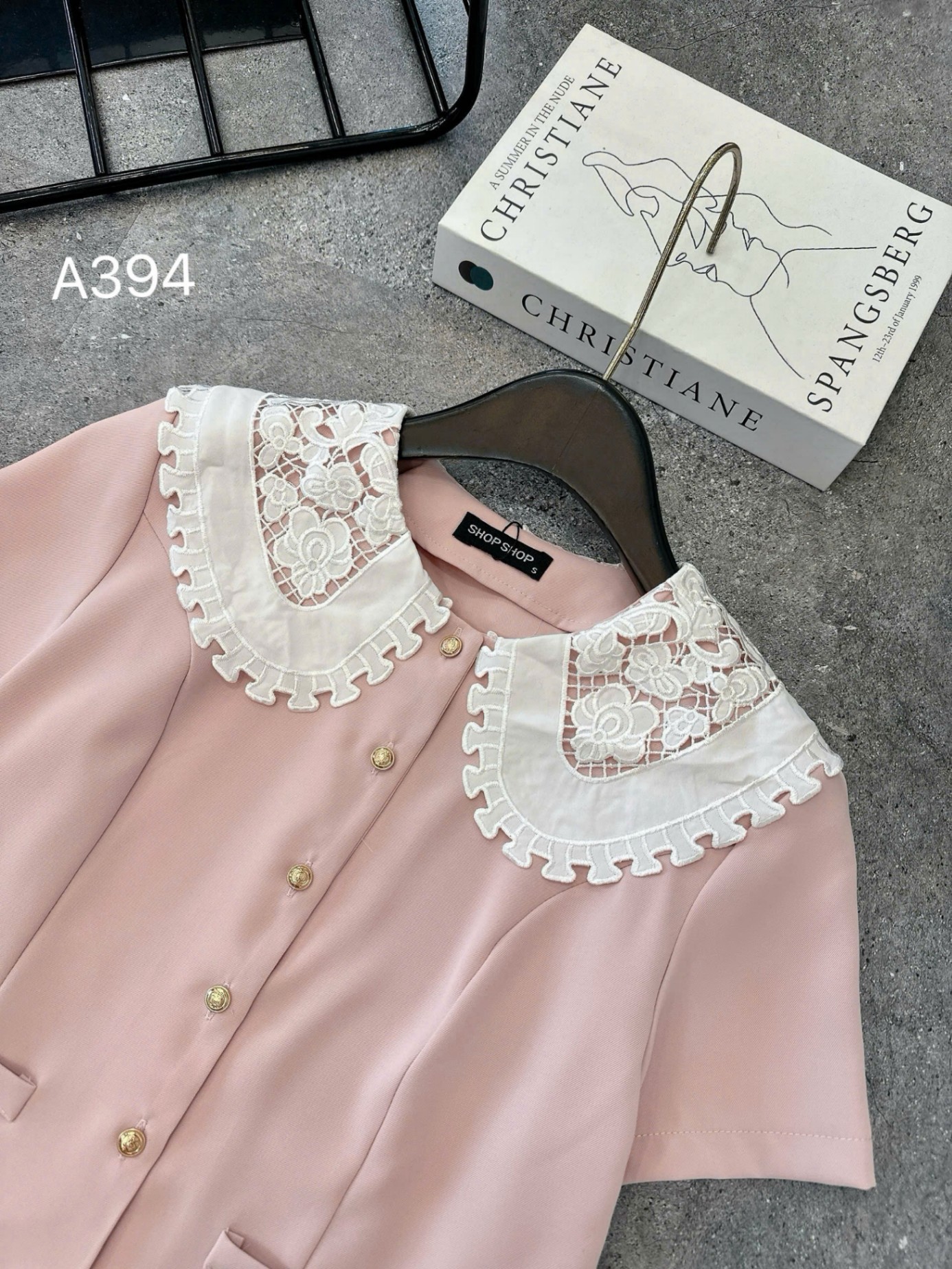 A394 áo kí giả cổ hoa ren