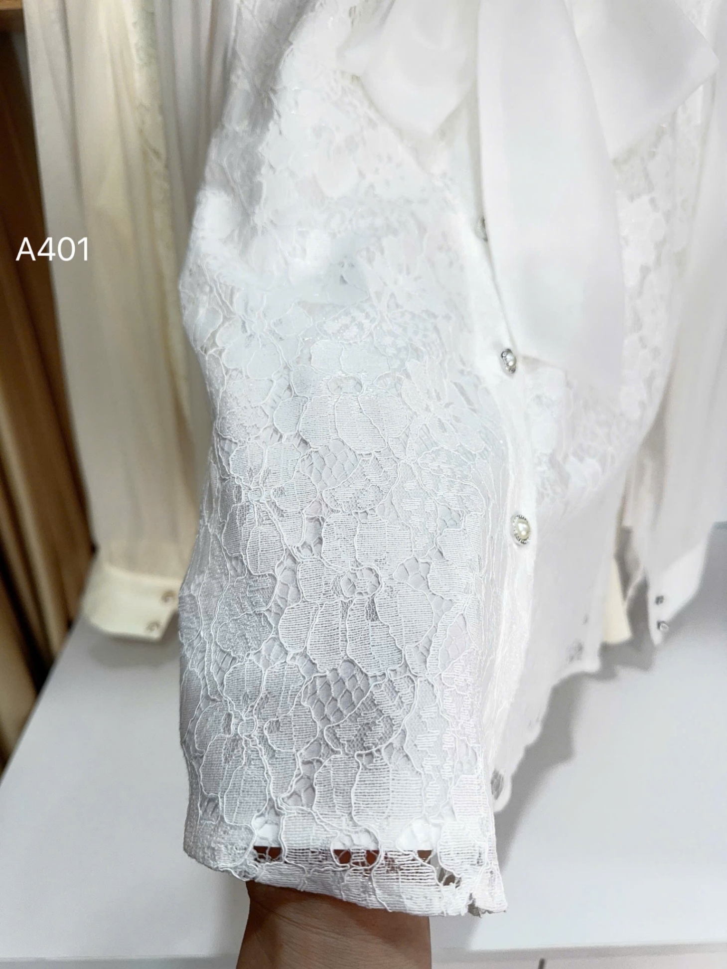 A401 Áo sơ mi ren cổ nơ cúc ngọc