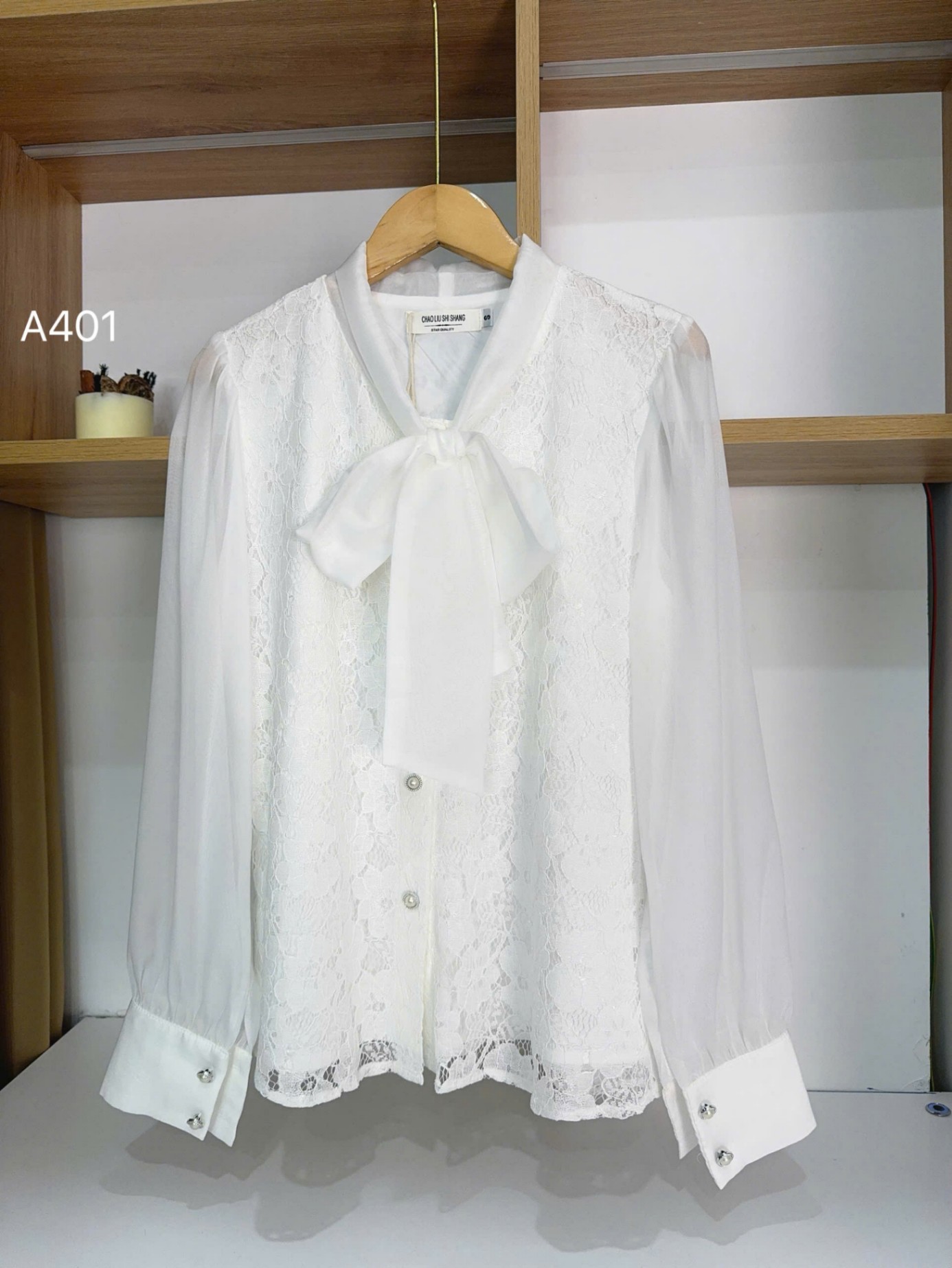 A401 Áo sơ mi ren cổ nơ cúc ngọc
