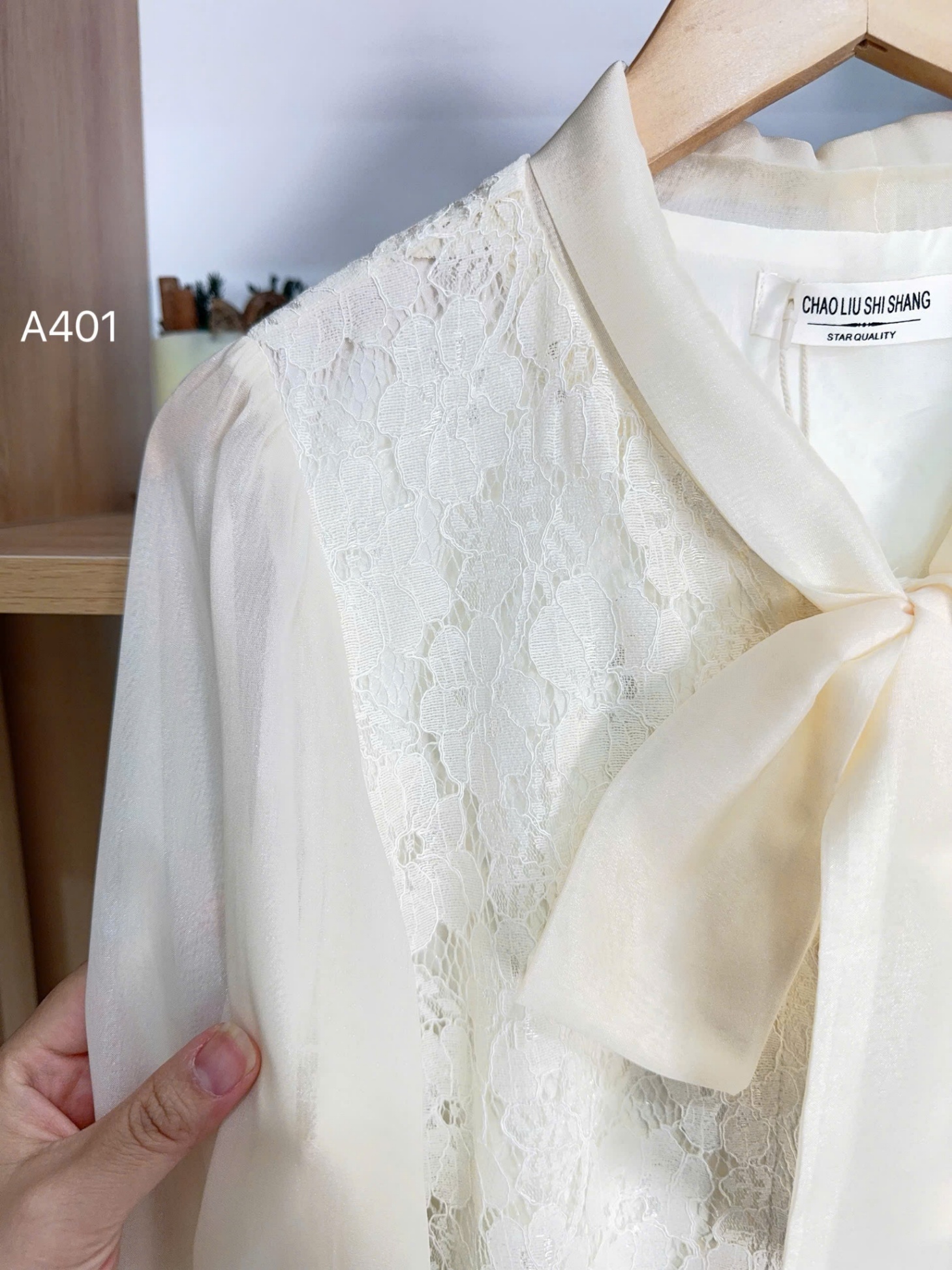 A401 Áo sơ mi ren cổ nơ cúc ngọc