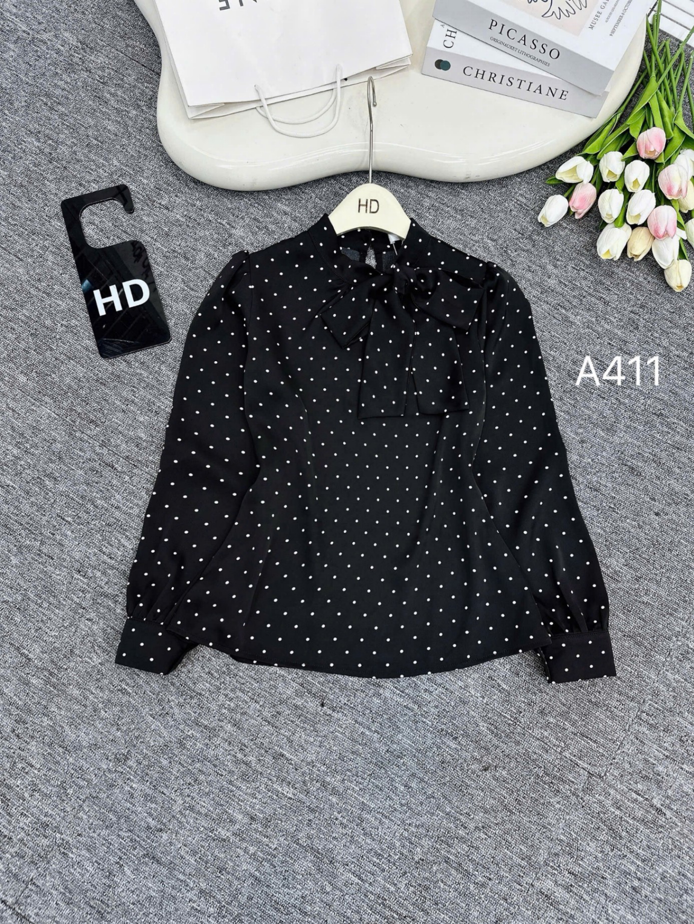 A411 áo lụa chấm bi nơ lệch