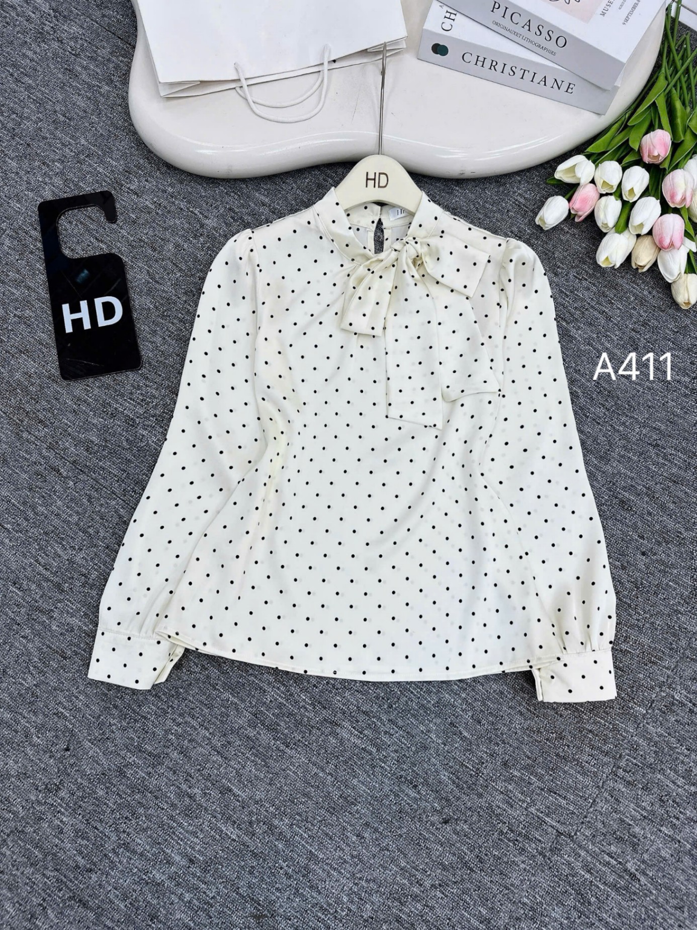 A411 áo lụa chấm bi nơ lệch