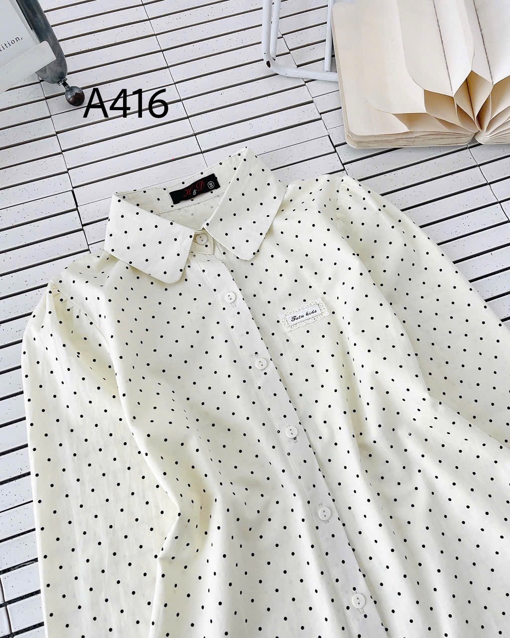 A416 Áo sơ mi chấm bi tay dài thêu tag