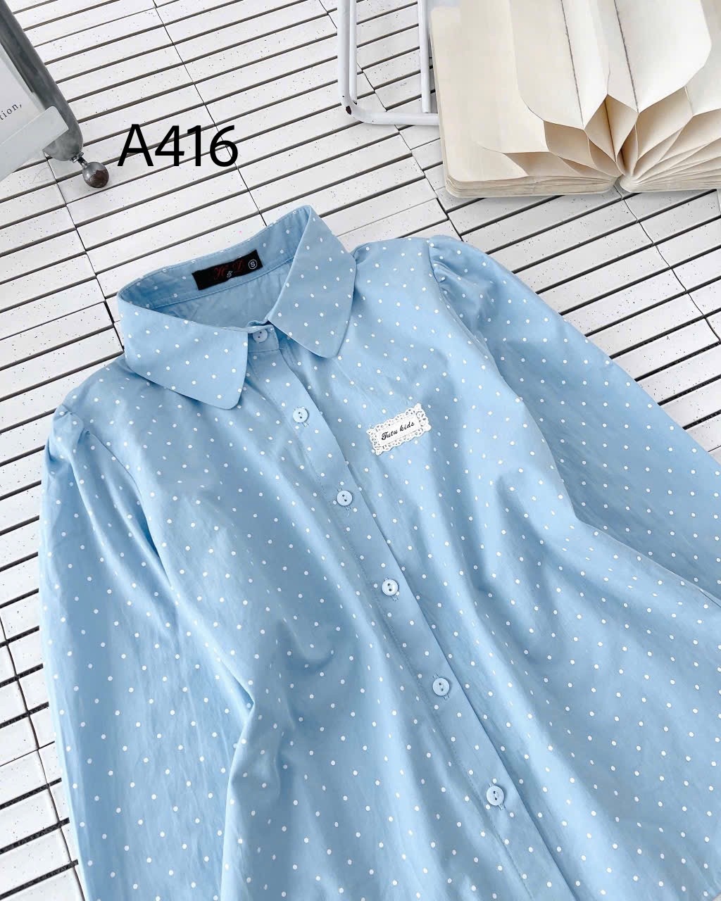 A416 Áo sơ mi chấm bi tay dài thêu tag