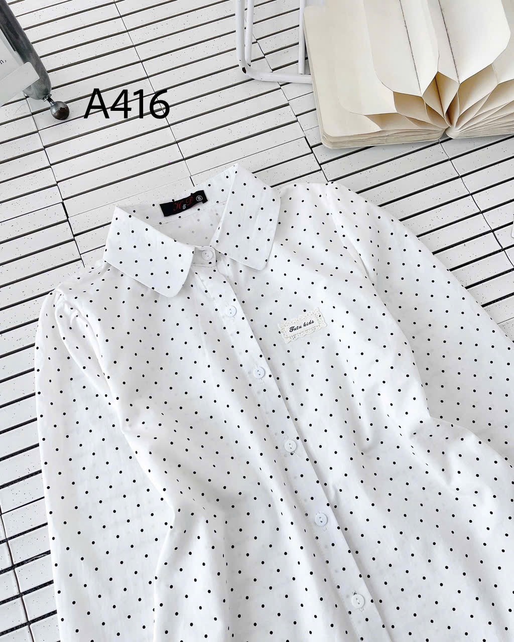 A416 Áo sơ mi chấm bi tay dài thêu tag