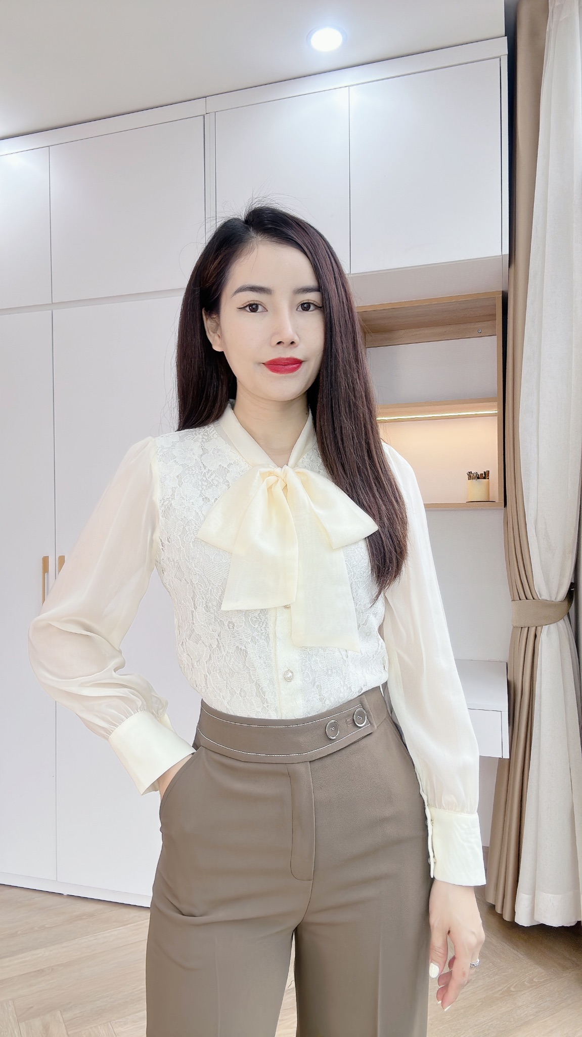 A401 Áo sơ mi ren cổ nơ cúc ngọc