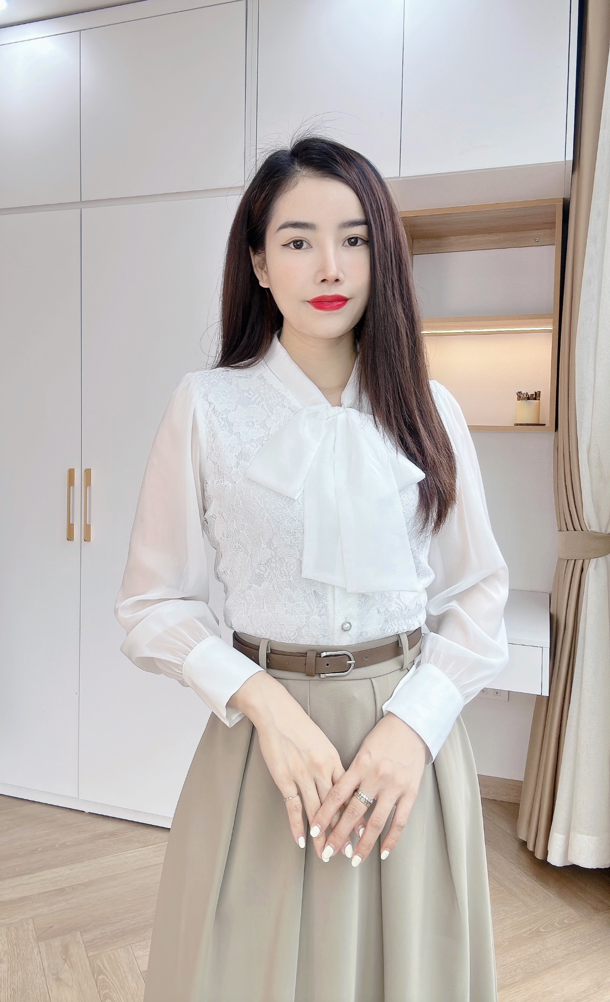 A401 Áo sơ mi ren cổ nơ cúc ngọc
