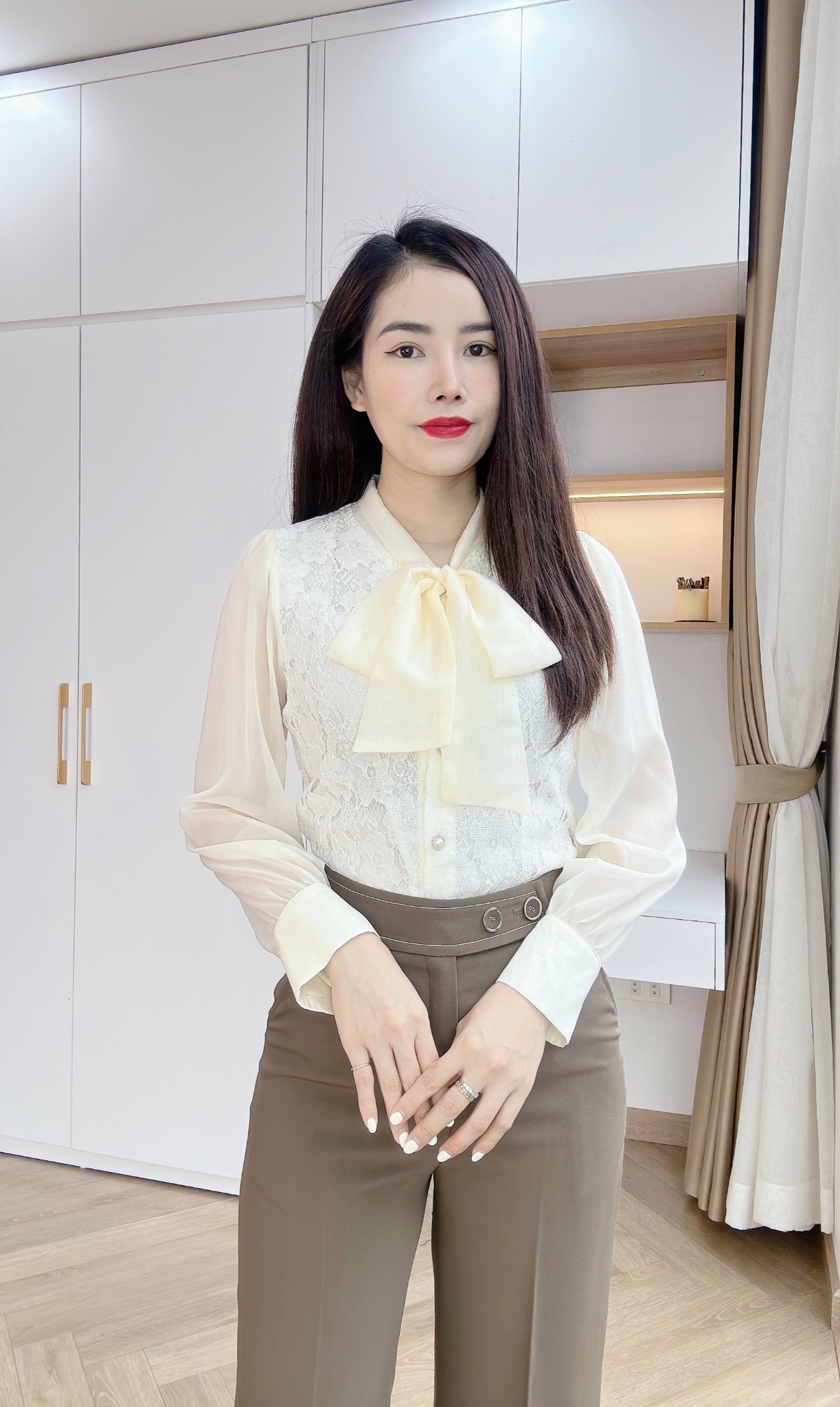 A401 Áo sơ mi ren cổ nơ cúc ngọc