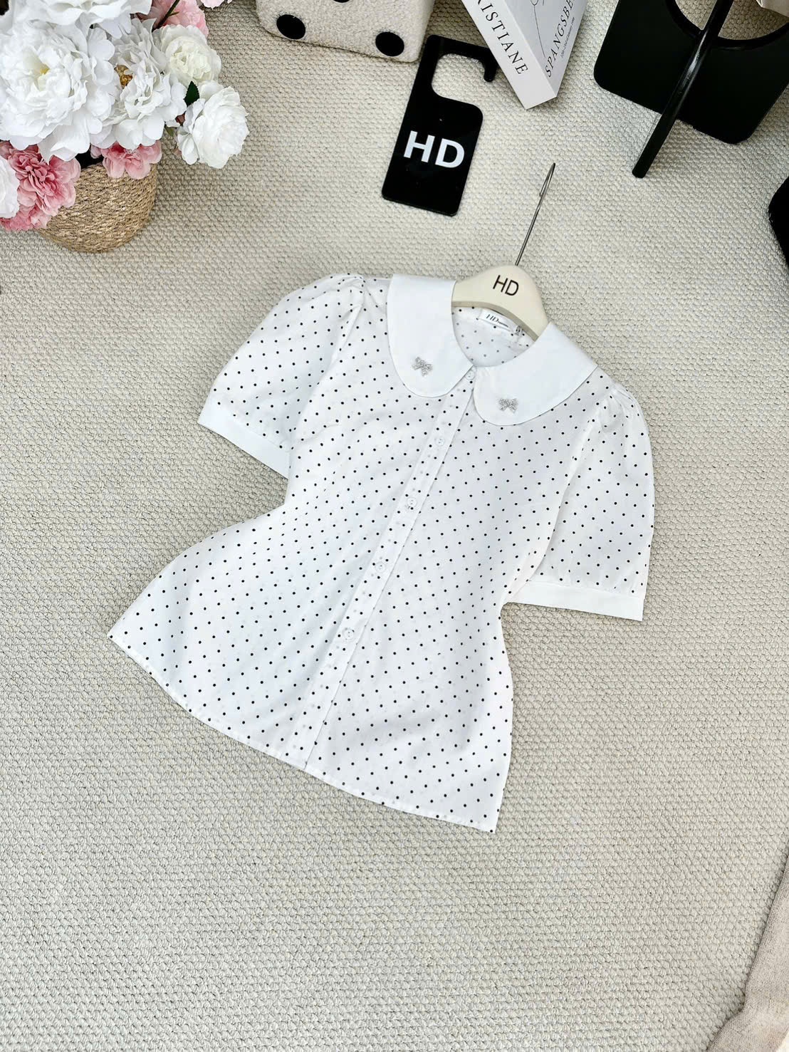 A347 Áo sơ mi chấm bi cổ sen