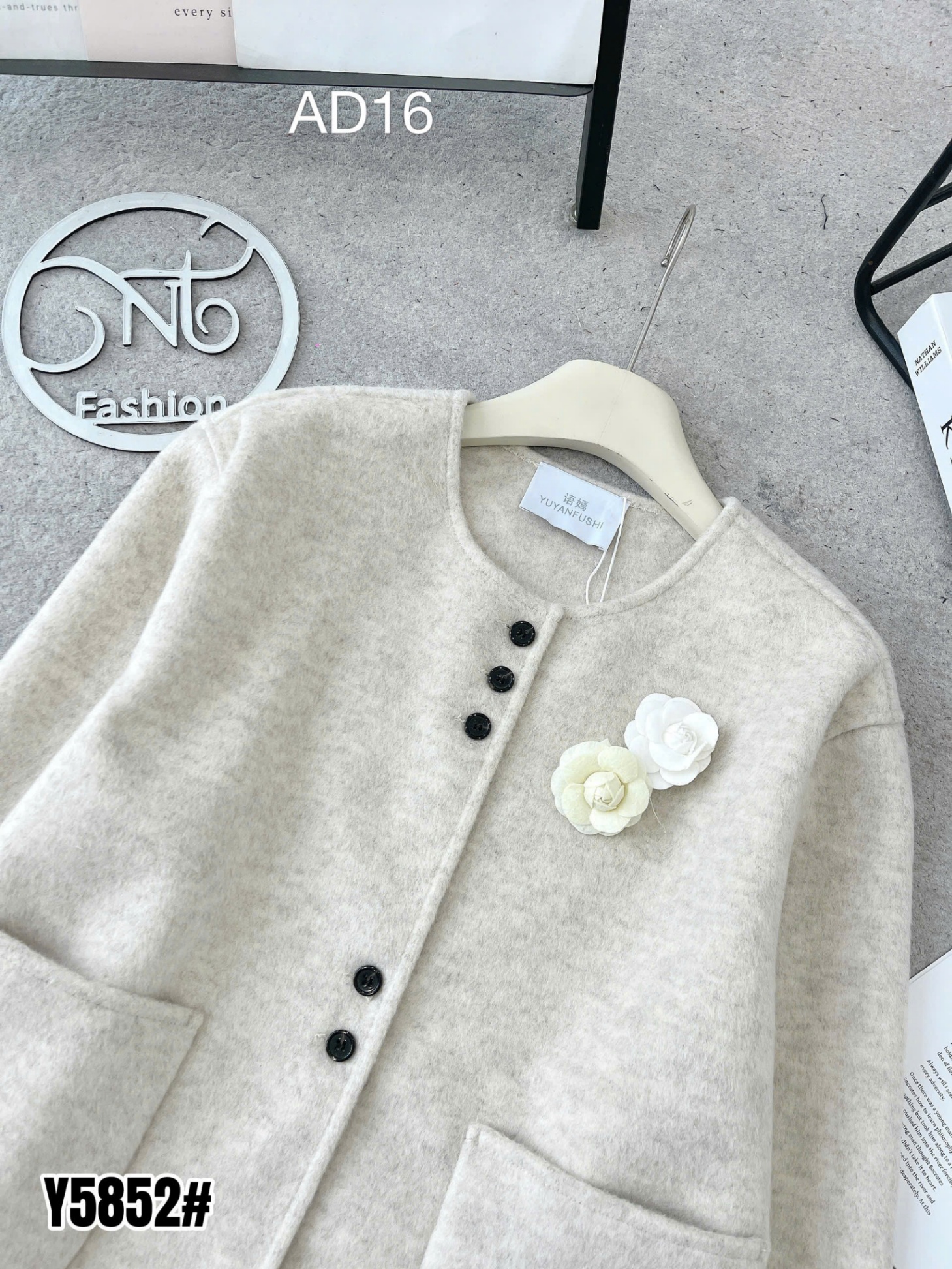 AD16 Áo dạ cổ tròn tag hoa trà