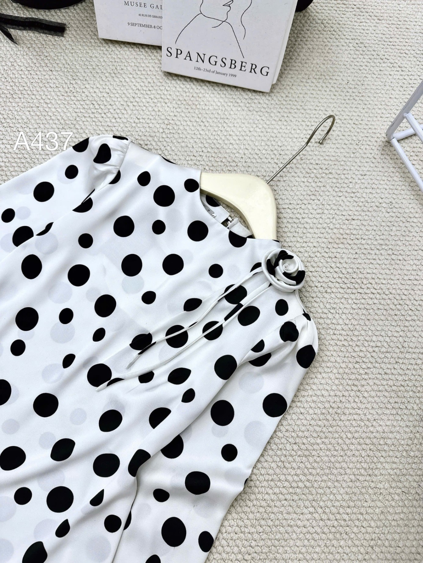 A437 áo chấm bi hoa cổ