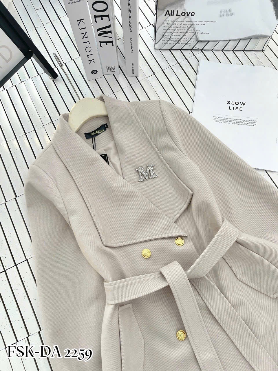 MT2259 áo dạ QC dáng ngắn kèm cài đá M