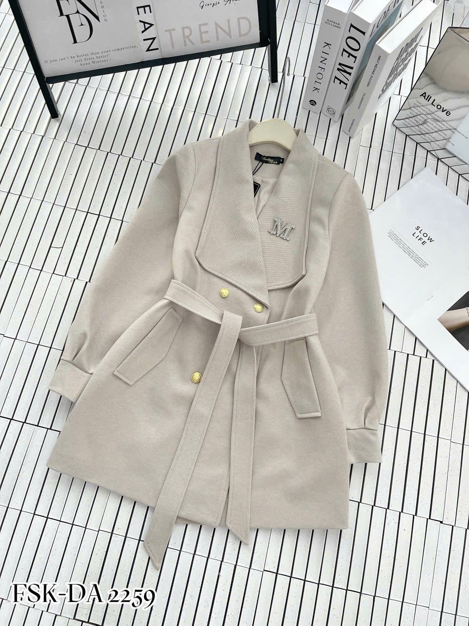 MT2259 áo dạ QC dáng ngắn kèm cài đá M